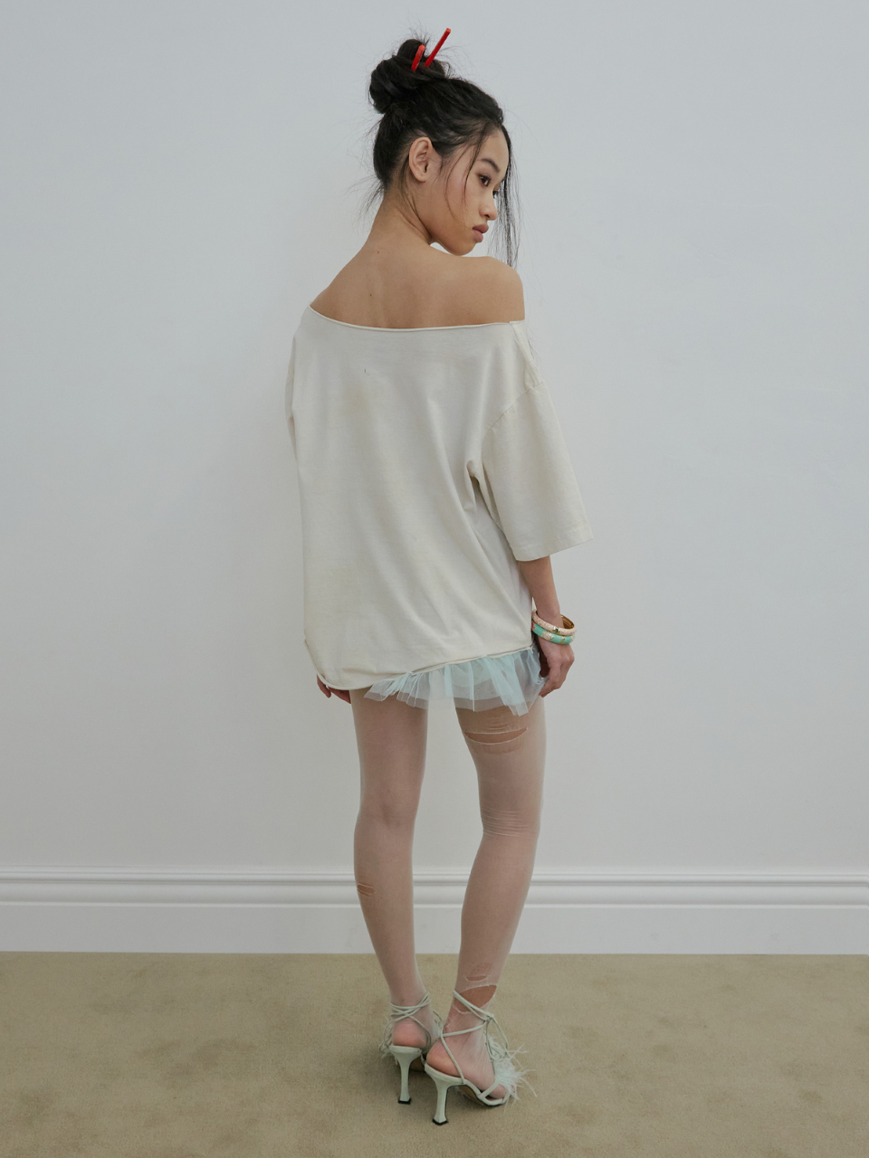 Wander Girl Off-Shoulder Tee Dirty White